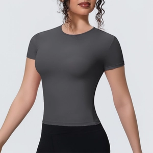 Détail d'un t-shirt de yoga gris foncé avec col rond et tissu respirant à coupe ajustée