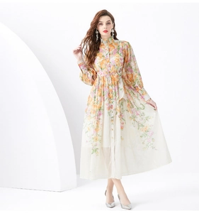 Detailansicht des Vintage-Blumenkleides mit Stehkragen, Laternenärmeln und Knopfleiste