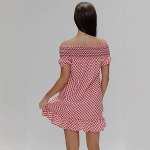 Robe femme à épaules dénudées à carreaux rouge et blanc avec ourlet à volants