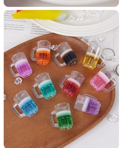 Vue de dessus de mini pendentifs de chope de bière en dix couleurs sur plateau bois