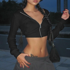 Vista de estilo urbano de una sudadera corta negra ajustada con cremallera para mujer