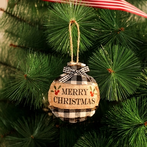 Détail d'une suspension de Noël en toile de jute à carreaux avec baies sur un sapin