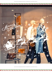 Stickers de Noël blancs avec traîneau du Père Noël et rennes sur une vitrine de magasin