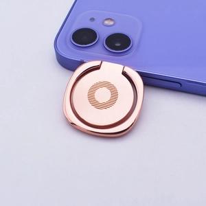 Makro-Detail der rotgoldenen Handy-Ringhalterung mit 360-Grad-Drehring-Design