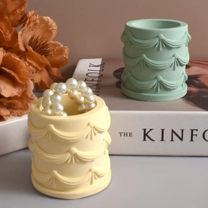 Détail de moules en silicone cylindriques à texture plissée en vert menthe et jaune pâle