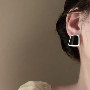 French retro geometric trapezoid earrings in black resin and silver for a chic look