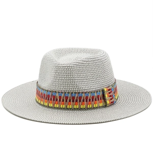 Detailaufnahme der grauen Stroh-Fedora mit buntem gewebtem Band im ethnischen Stil