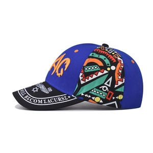 Détail de casquette hip hop avec broderie AG 3D et motif tribal sur le côté