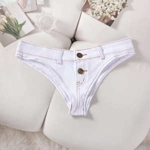 Vue détaillée d'un short en jean blanc montrant le bouton et la texture du tissu denim