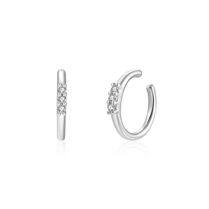 Détail des boucles d'oreilles C en plaqué argent avec trois pierres de zircone cubique