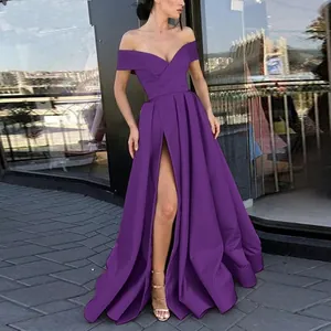 Elegantes, tiefviolettes Abendkleid aus Satin mit schulterfreiem Schnitt und hohem Beinschlitz