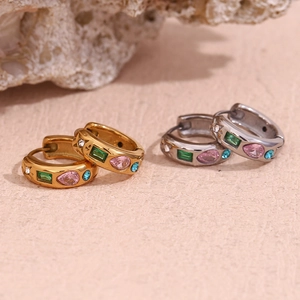 Vue détaillée de créoles dorées et argentées ornées de zircons multicolores