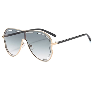Lunettes de soleil aviateur oversize avec monture dorée et verres dégradés gris vue de profil