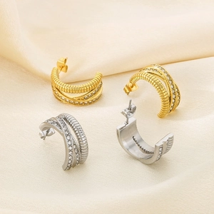Boucles d'oreilles C multicouches or et argent avec textures et strass brillants