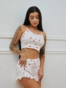 Detail von weißem Rippstrick-Pyjama-Set mit Herzprint und Volant am Saum