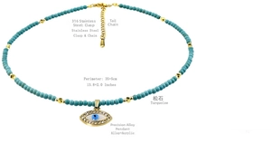 Dettaglio della collana di perle turchesi con pendente malocchio in acciaio inossidabile