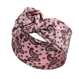 Detail des rosa Paisleymuster Stirnbandes mit Knotendesign und Samtstofftextur