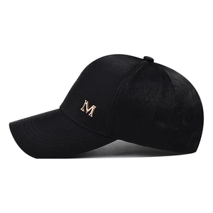Cappellino da baseball da donna in velluto nero con logo M dorato in un sobrio stile urbano
