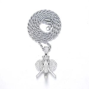 Détail macro du pendentif éléphant hip hop argenté avec strass sur chaîne torsadée
