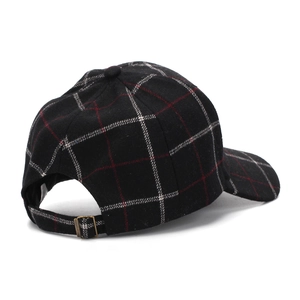 Gorra de béisbol negra clásica con patrón de cuadros blancos y rojos ajustable