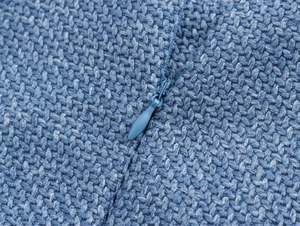 Detail des unsichtbaren Reißverschlusses und hochwertigen blauen Tweed-Gewebes vom Kleid