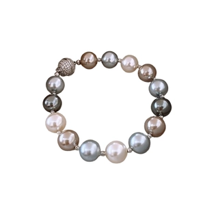 Collier de perles multicolores élégantes avec un fermoir rond serti de cristaux brillants
