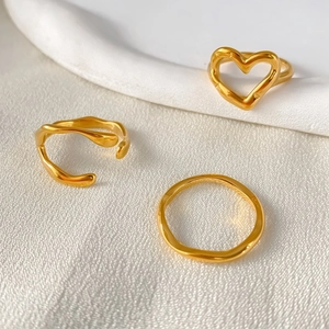 Elegante vergoldete Ringe im französischen Stil mit Herz und unregelmäßigen Wellenformen