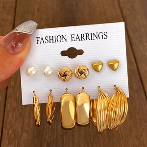 Set van 6 gouden modieuze oorbellen met gedraaide ringen, parels en hartjes