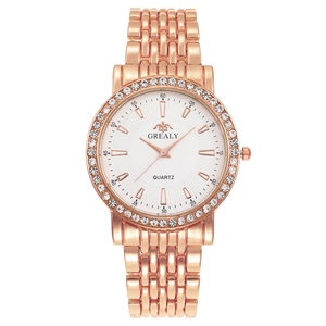 Gros plan détaillé d'une montre à quartz or rose avec lunette sertie de diamants pour femme