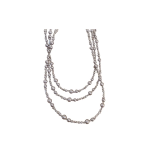 Collier multicouche de perles argentées et perles métalliques pour femme élégant