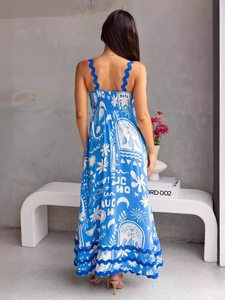 Rückansicht eines blauen Sommer-Maxikleides mit weißen Grafikdrucken und gewellten Trägern