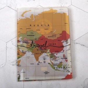 Vista piatta del copri-passaporto in PVC con mappa del mondo stampata e design travel