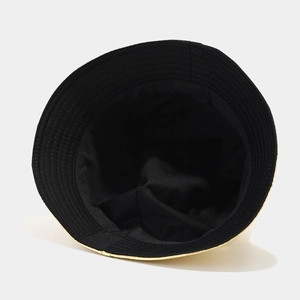 Dettaglio dell'interno in tessuto nero e del bordo metallico dorato del cappello