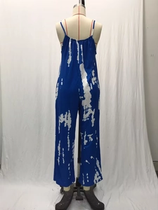 Detail eines dunkelblauen Batik-Jumpsuits mit rückenfreiem Design und weitem Bein