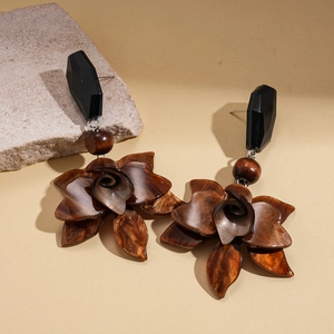 Vue détaillée de boucles d'oreilles fleurs en résine rétro avec pétales marron foncé