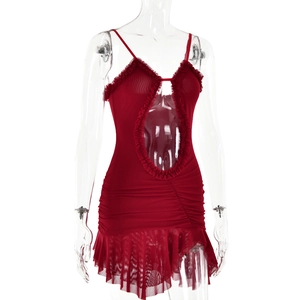 Détails de la robe en maille rouge foncé montrant les bords volantés et le design ajouré