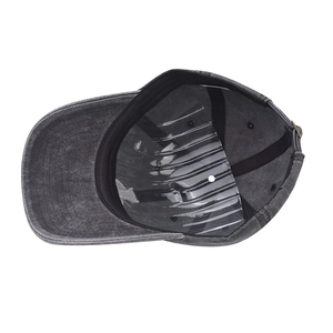 Detailansicht der gewaschenen Denim-Baseballkappe mit Metallschnalle und Premium-Nähten