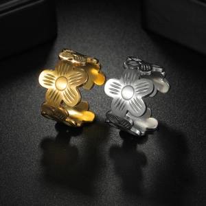 Minimalist stainless steel flower rings in gold and silver finish with hollow design