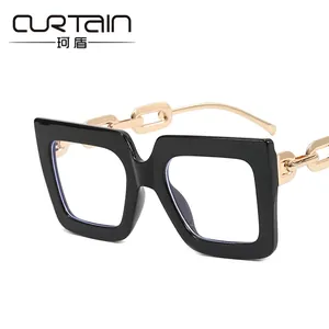 Montatura nera quadrata oversize con stanghette a catena dorata e lenti anti-luce blu