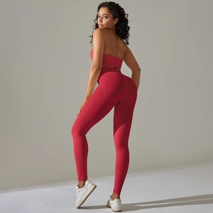 Détail du tricot et de la taille haute de cet ensemble de yoga rouge sans couture pour femme
