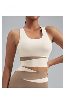 Détail du soutien-gorge de sport ivoire avec coutures croisées et empiècements en mesh