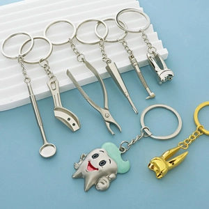 Creatieve tandheelkundige sleutelhangerset met tandmodellen en miniatuur gereedschap