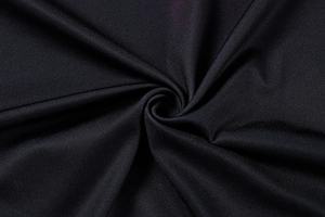 Gros plan sur le tissu plissé noir avec texture délicate et finition satinée soyeuse