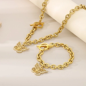 Nahaufnahme des goldenen Schmetterling-Schmucksets mit T-Verschluss und Edelsteinen