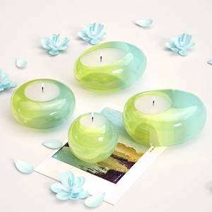 Set di 4 portacandele a ciottolo in vetro sfumato verde con lumini bianchi