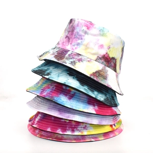 Cinq bobs en coton tie-dye aux motifs colorés variés empilés verticalement sur fond blanc