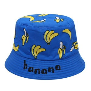 Détail de la broderie banane et imprimé fruits jaunes sur chapeau en coton bleu