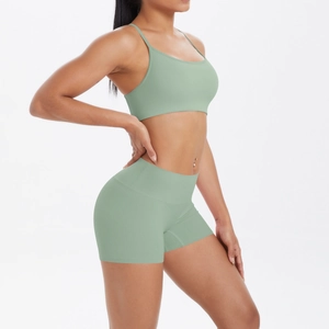 Détail de l'ensemble de yoga vert clair avec short taille haute et brassière de sport