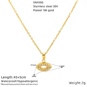 Détail du pendentif œil en acier inoxydable plaqué or 18k avec zircons étincelants