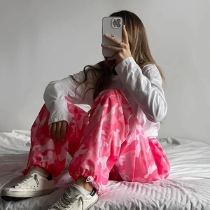Dettaglio dei pantaloni cargo camouflage rosa con polsini elastici e look street style trendy